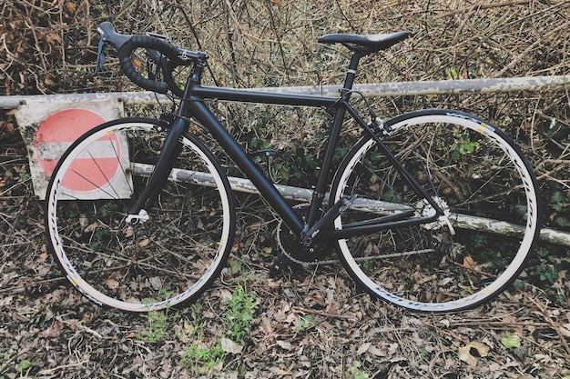 Vista de alto ángulo de la bicicleta estacionada en el campo