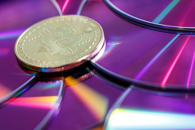 Vista de alto ángulo de bitcoin en discos compactos