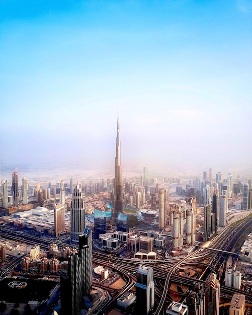 Vista de alto ángulo del Burj Khalifa en medio del paisaje urbano
