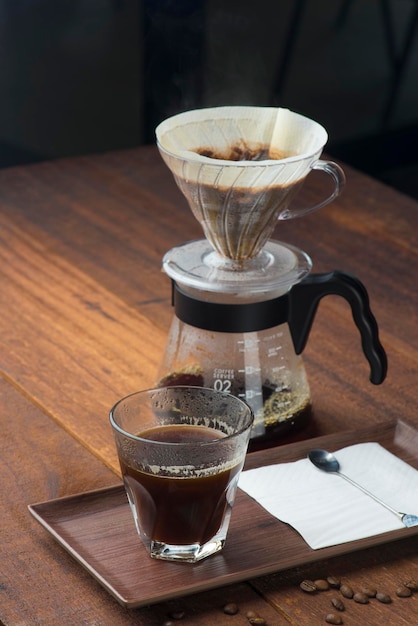 Vista de alto ángulo de café y frijoles tostados en la mesa