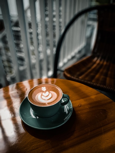 Vista de alto ángulo del café en la mesa