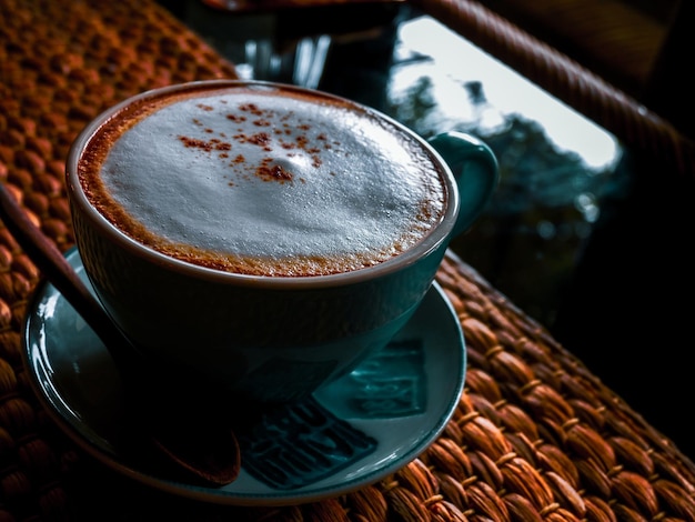 Vista de alto ángulo del café en la mesa