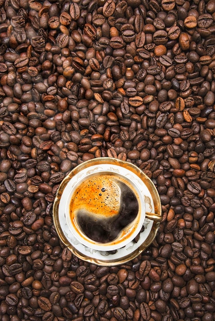 Vista de alto ángulo del café en la mesa