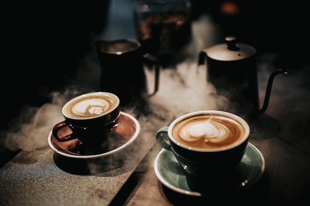 Vista de alto ángulo del café en la mesa