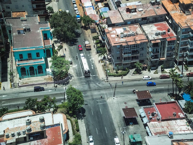 Foto vista de alto ángulo de la calle de la ciudad en la habana