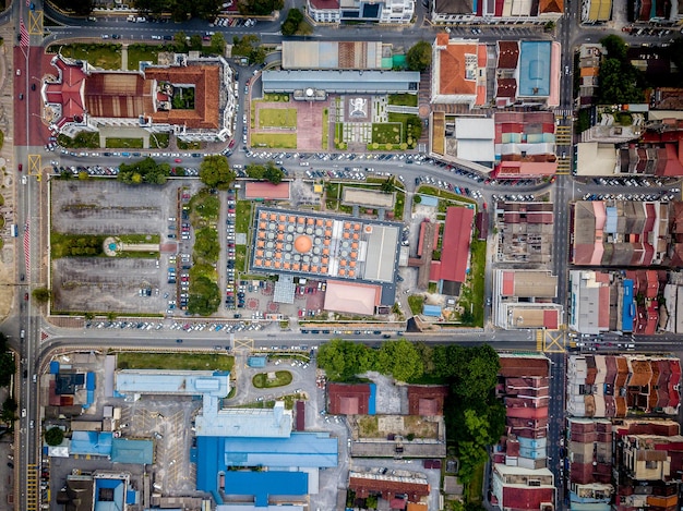 Foto vista de alto ángulo de la calle y los edificios de la ciudad