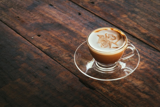 Foto vista de alto ángulo del capuchino en la mesa