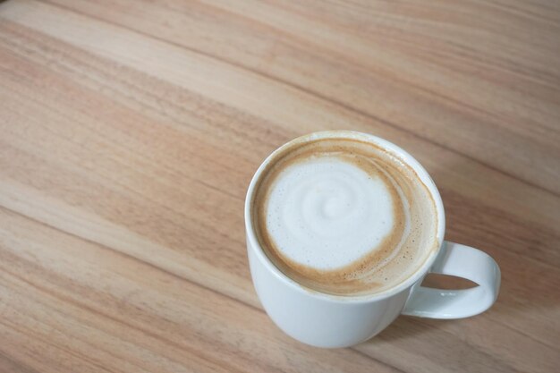 Foto vista de alto ángulo del capuchino en la mesa