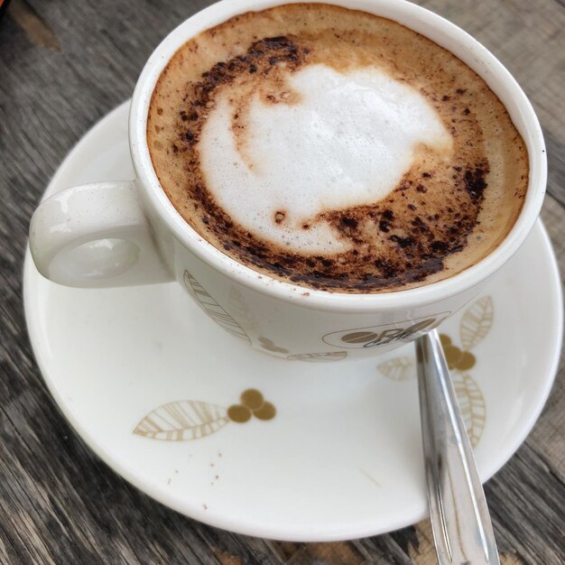 Foto vista de alto ángulo del capuchino en la mesa