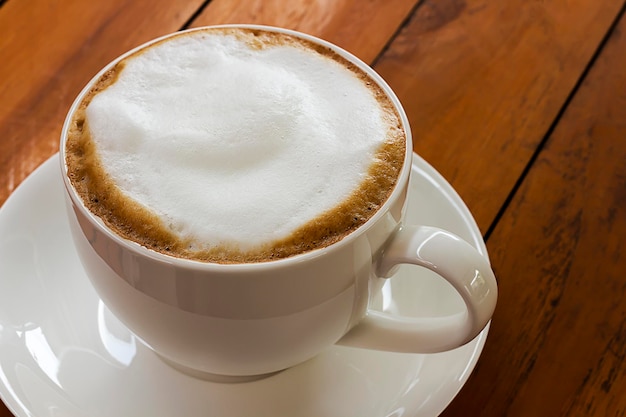 Foto vista de alto ángulo del capuchino en la mesa