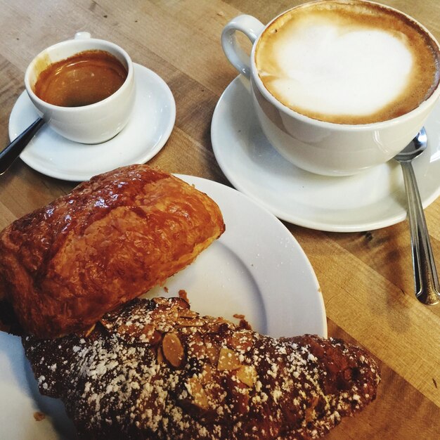 Foto vista de alto ángulo del capuchino servido en la mesa