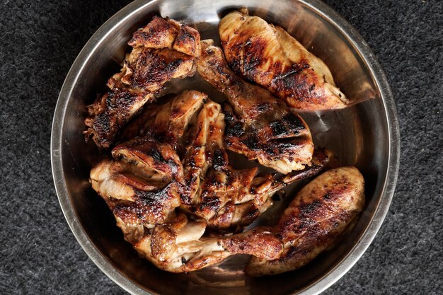 Vista de alto ángulo de la carne de pollo en la sartén después de asado y asado a la parrilla