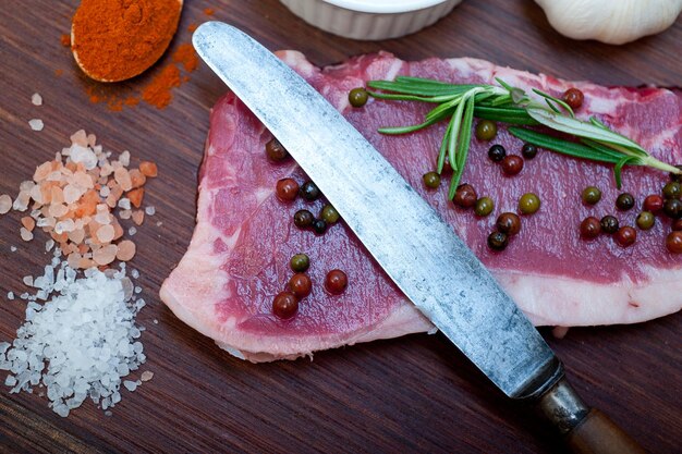 Foto vista de alto ángulo de la carne en la tabla de cortar