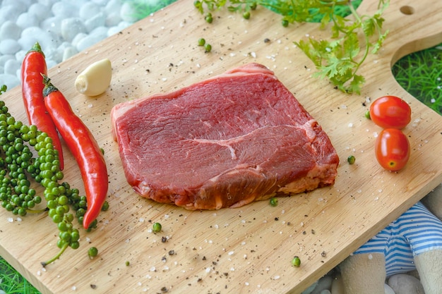 Vista de alto ángulo de la carne en la tabla de cortar