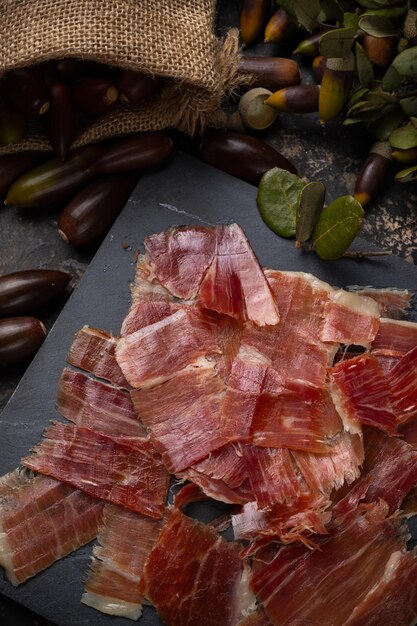 Foto vista de alto ángulo de la carne en la tabla de corte