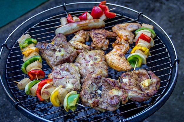 Vista de alto ángulo de carne y verduras en la barbacoa