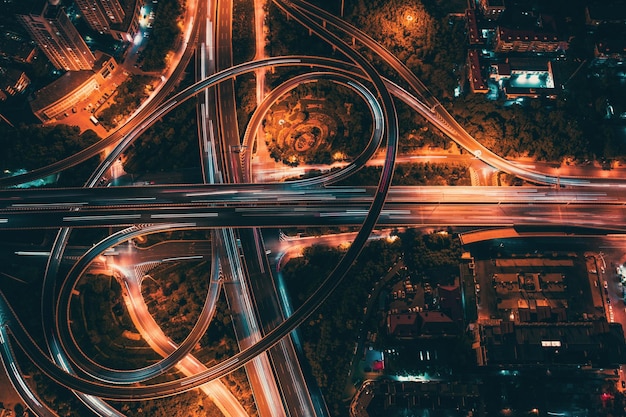 Vista de alto ángulo de la carretera iluminada en la ciudad por la noche