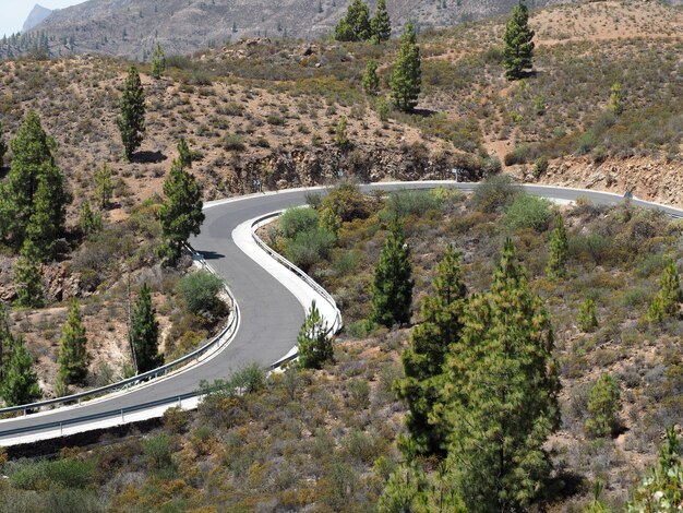 Foto vista de alto ángulo de la carretera por la montaña contra el cielo