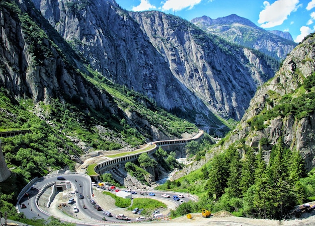 Foto vista de alto ángulo de la carretera de montaña