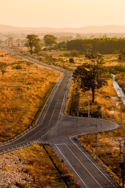 Foto vista de alto ángulo de la carretera que pasa a través del paisaje