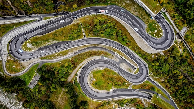 Vista de alto ángulo de una carretera sinuosa en los Alpes