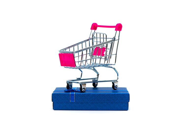 Foto vista de alto ángulo del carrito de compras en regalo contra un fondo blanco