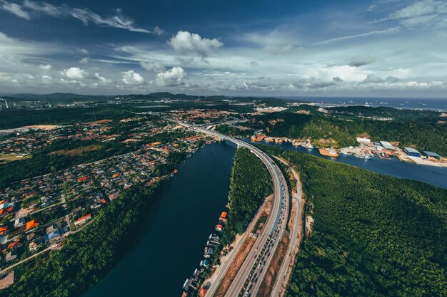 Foto vista de alto ángulo de la ciudad y los edificios contra el cielo