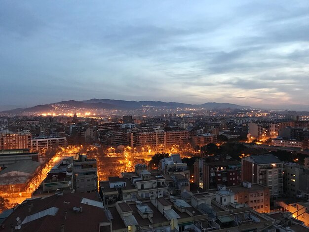 Vista de alto ángulo de la ciudad iluminada al anochecer