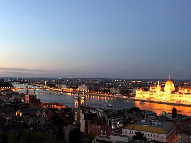 Vista de alto ángulo de la ciudad iluminada contra el cielo