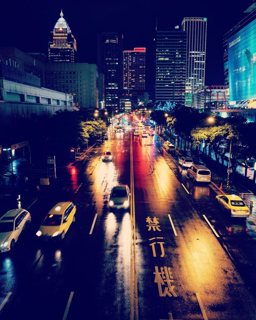 Foto vista de alto ángulo de la ciudad iluminada por la noche