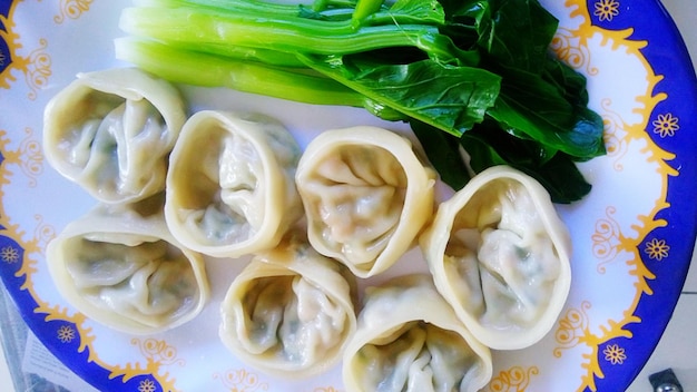 Vista de alto ángulo de close-up de momos en la placa