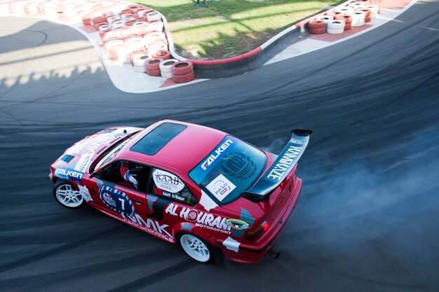 Foto vista de alto ángulo del coche deportivo en la pista