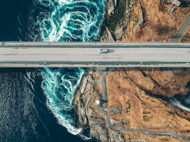 Vista de alto ángulo del coche en el puente sobre el río