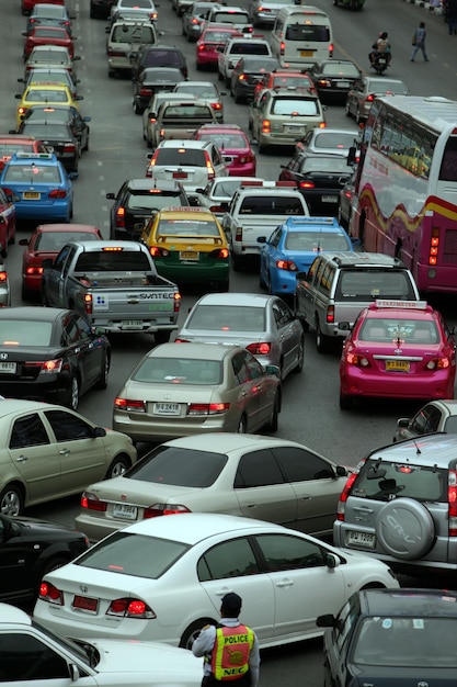 Foto vista de alto ángulo de los coches atascados en el tráfico