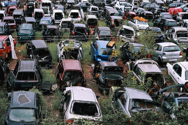 Vista de alto ángulo de los coches en el campo