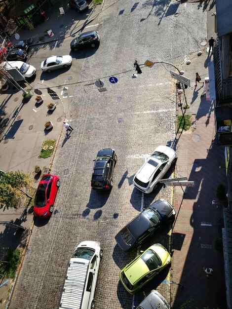 Foto vista de alto ángulo de los coches en la carretera en la ciudad