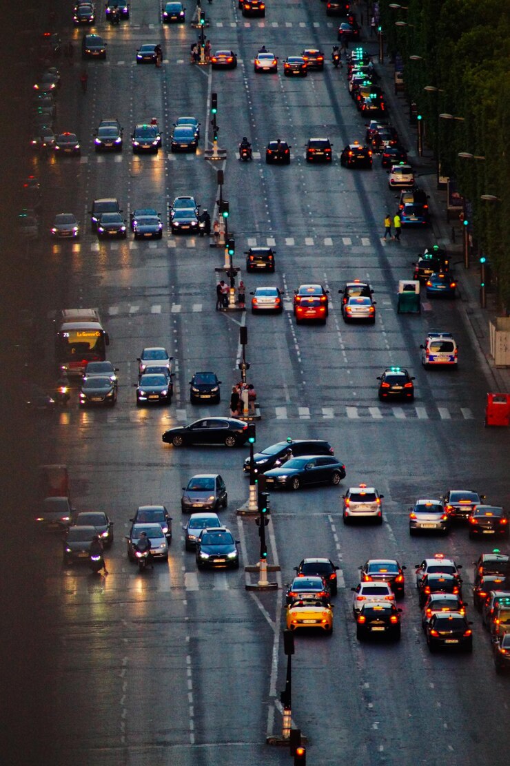 Foto vista de alto ángulo de los coches en la carretera durante la puesta de sol