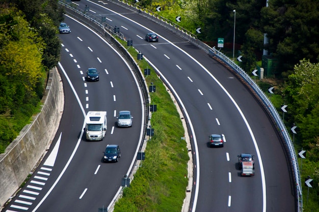 Foto vista de alto ángulo de los coches en la carretera