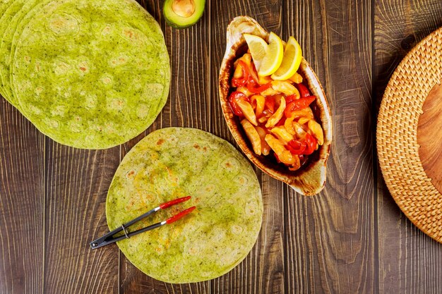 Foto vista de alto ángulo de la comida en la mesa