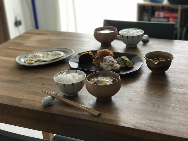 Vista de alto ángulo de la comida servida en la mesa en casa