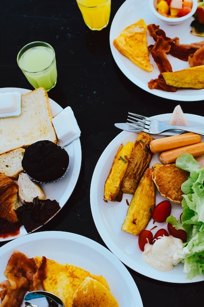 Vista de alto ángulo de la comida servida en la mesa