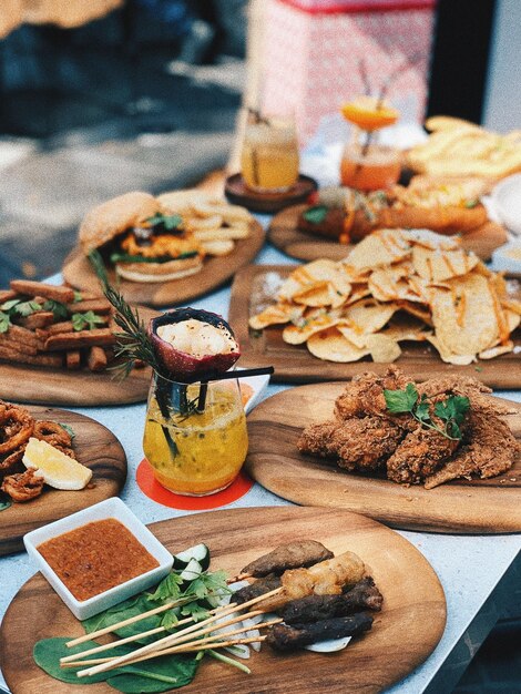 Vista de alto ángulo de la comida servida en la mesa