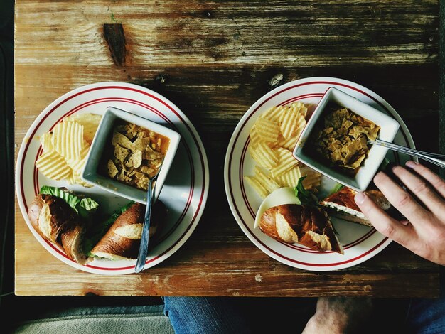 Foto vista de alto ángulo de la comida servida en la mesa