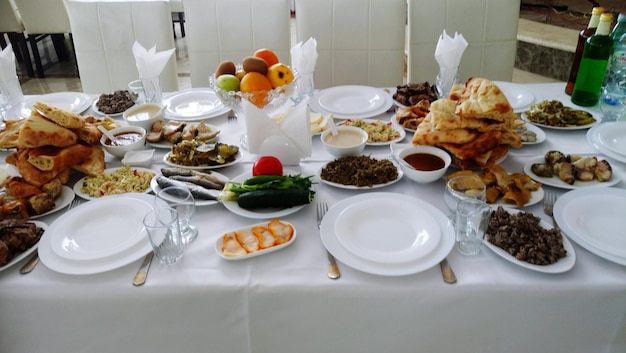 Vista de alto ángulo de la comida servida en la mesa