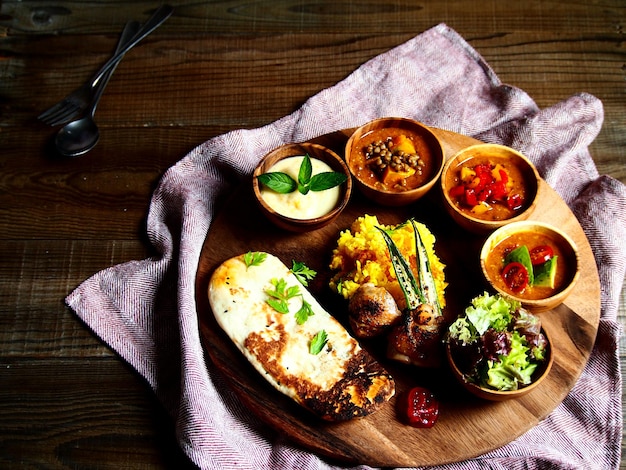 Vista de alto ángulo de la comida servida en la mesa