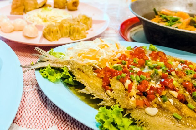 Foto vista de alto ángulo de la comida servida en la mesa