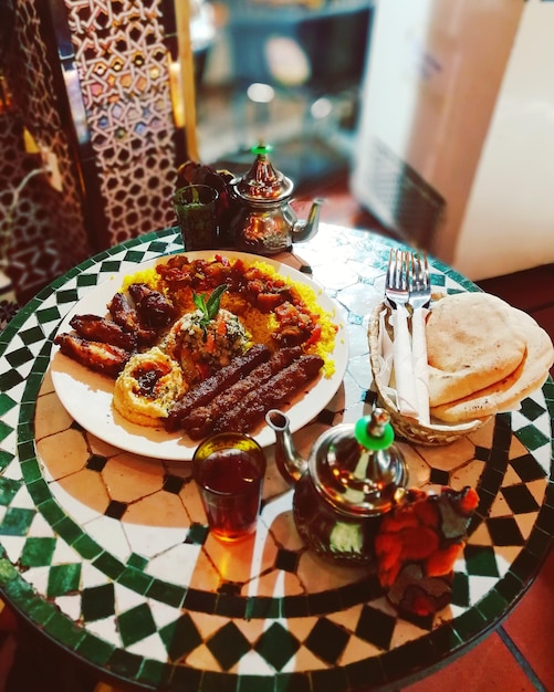 Vista de alto ángulo de la comida servida en la mesa