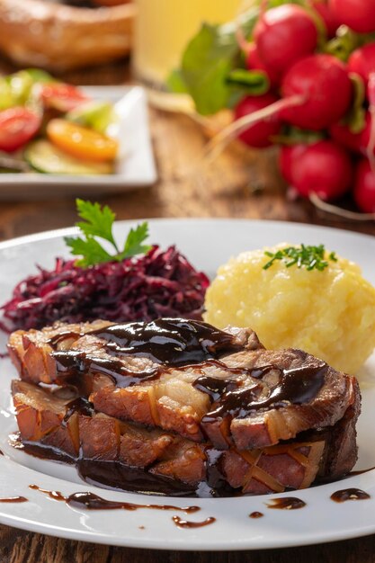 Foto vista de alto ángulo de la comida servida en el plato