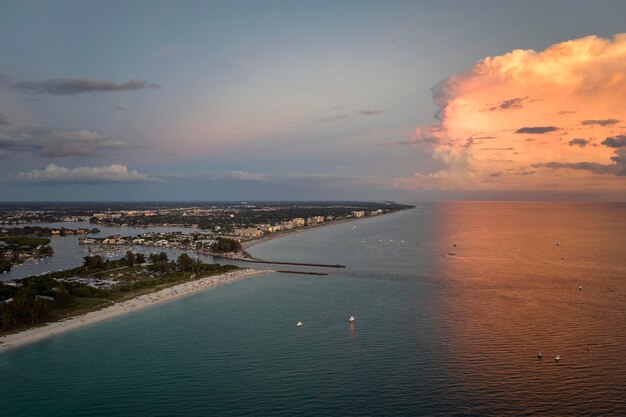 Vista de alto ángulo de la concurrida playa de Nokomis en el condado de Sarasota, EE.UU. Muchas personas disfrutan de sus vacaciones nadando en el agua del océano y relajándose bajo el cálido sol de Florida al atardecer