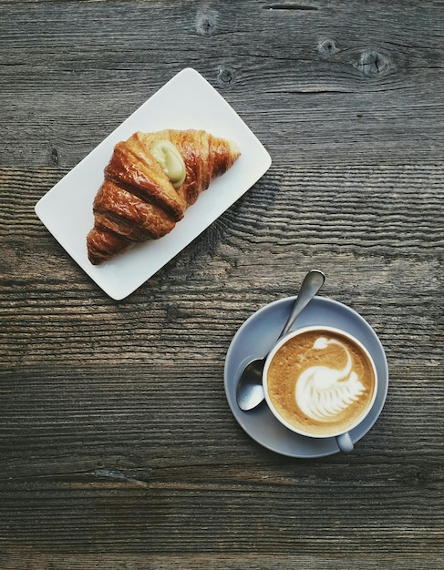Vista de alto ángulo de croissant y café en la mesa